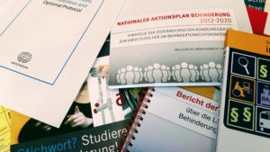 Durcheinander von Gesetzestexten und Berichten zum Thema Menschen mit Behinderungen