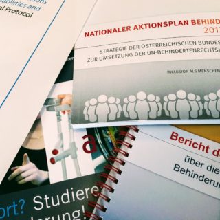 Durcheinander von Gesetzestexten und Berichten zum Thema Menschen mit Behinderungen