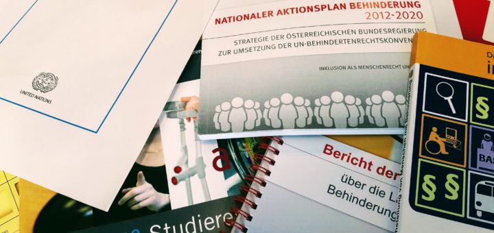 Durcheinander von Gesetzestexten und Berichten zum Thema Menschen mit Behinderungen