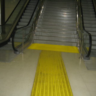 Leitsystem für sehbehinderte und blinde Menschen, das zu einer Treppe führt