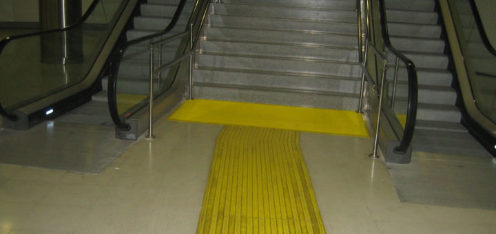 Leitsystem für sehbehinderte und blinde Menschen, das zu einer Treppe führt